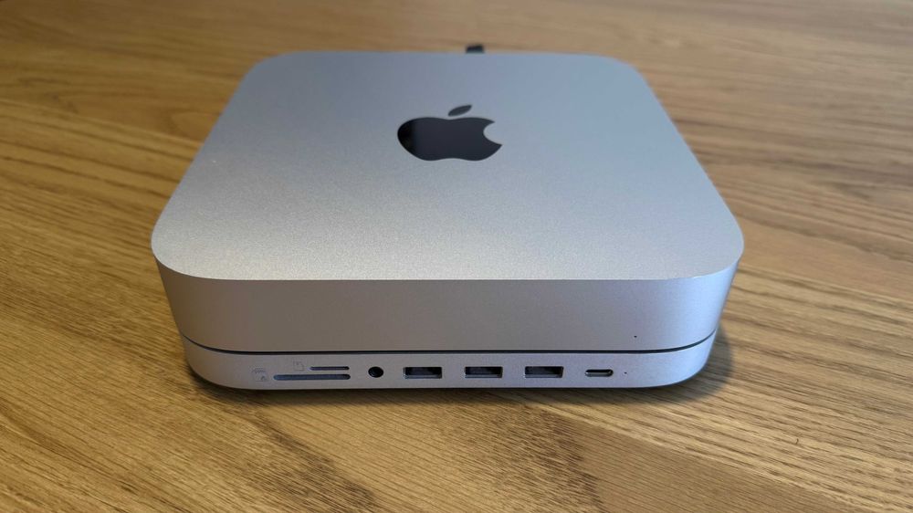 Продавам Mac mini M2, 16GB RAM, 256GB SSD + hub Satechi