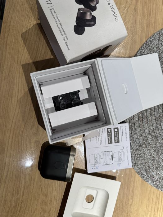 Bowers & Wilkins PI7,нови,едната не работи