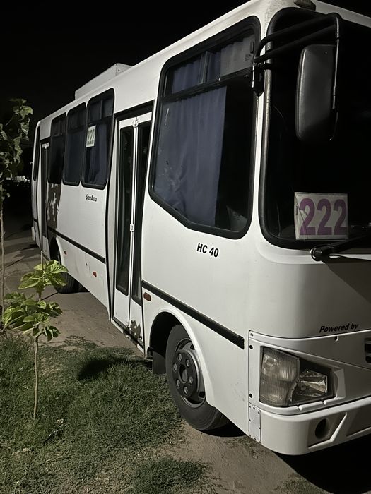 Isuzu avtobus yoʻlovchi tashish uchun