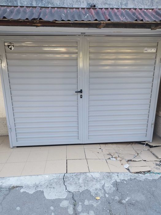 Продава врата за гараж с размери, ширина (светъл отвор) 2.74,височина 2 метра