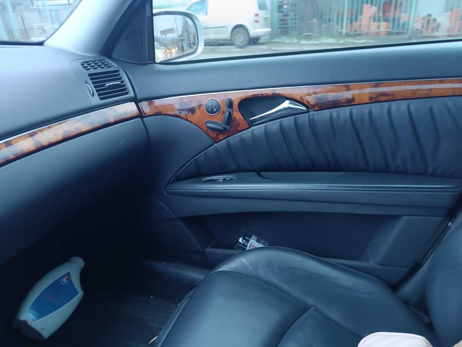 Автомобил Mercedes E320