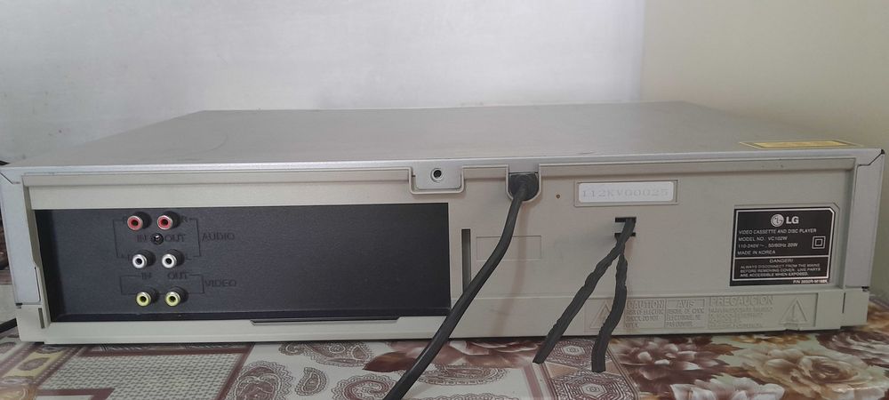 Видеомагнитофон + VCD LG 2 в 1 Оба имеют функцию записи на VHS и CD