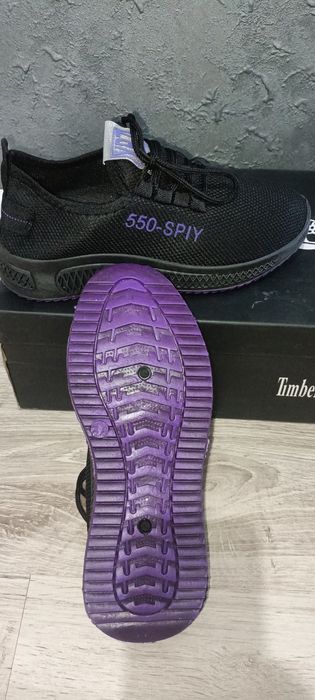 Продам новые кроссовки 2900