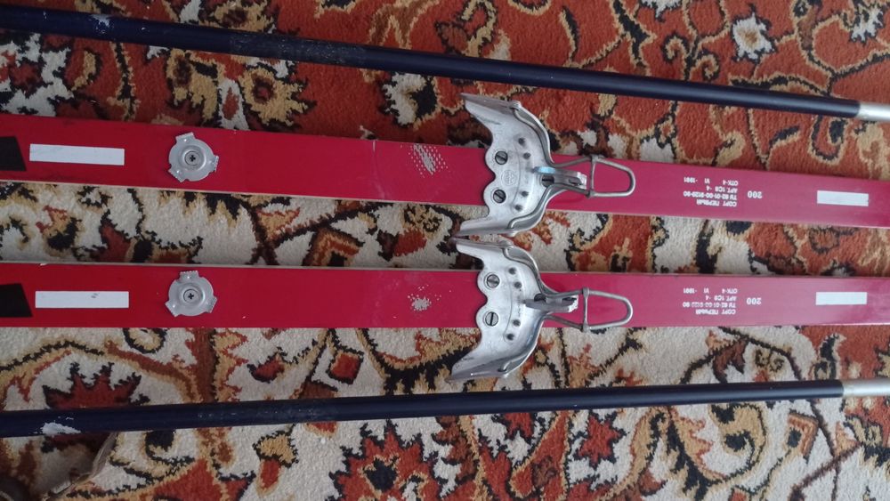 Лыжи с креплениями и палками.