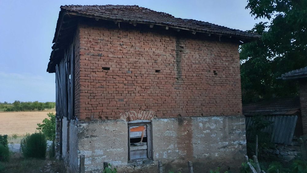 Къща с двор и двуетажна постройка в с. Ивановци, Видин