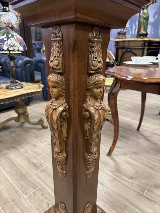 Piedestal din lemn cu sculpturi