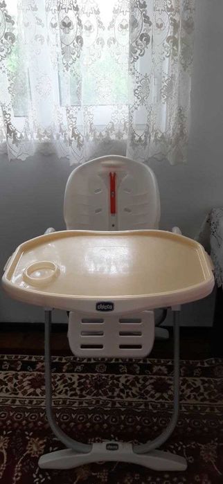Продается детский стульчик для кормления ЧИККО