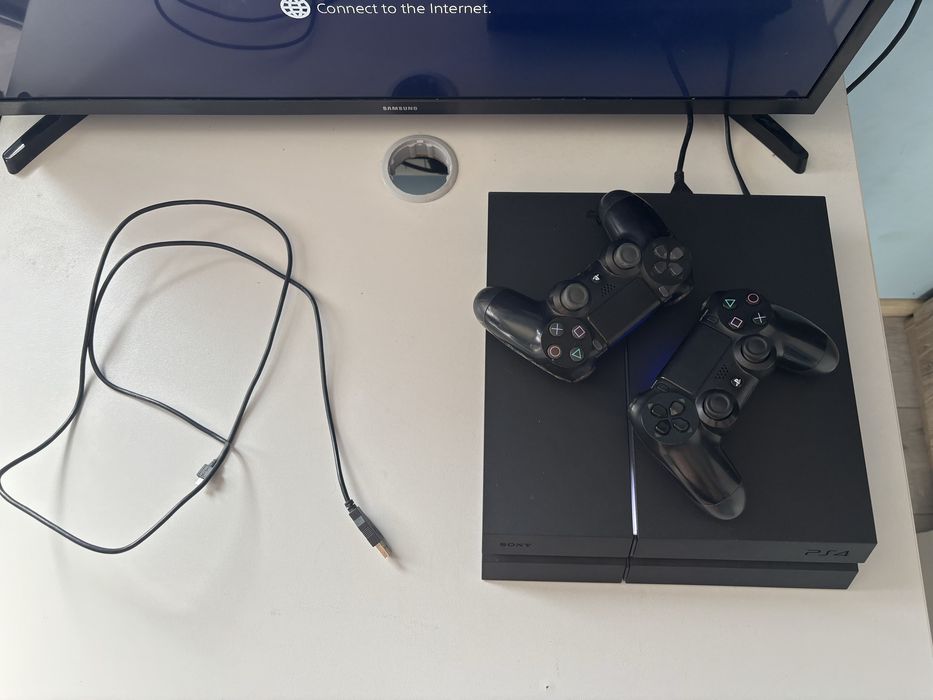 Ps4 fat 1tb, безшумен и обслужен 5 игри пррфектени!, Fifa 24, W2k22, Wrc 10, Fifa 18, Mortal combat 11 ultimate! 2 джойстика, 2 кабела за зареждане!