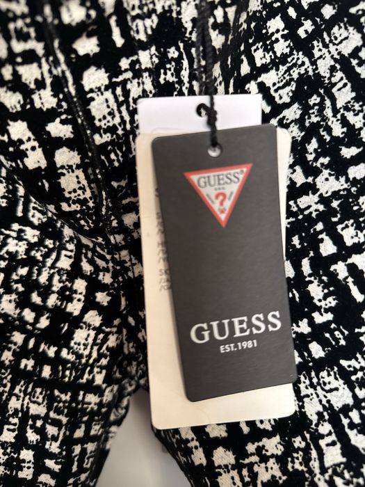 Дамски панталон GUESS – черно-бял десен