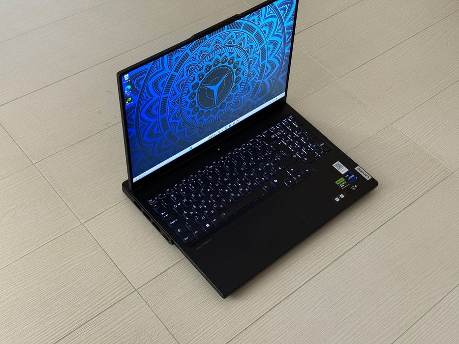 16'QHD+ 240Hz RTX 4090 16GB Core i9-14900HX Lenovo Legion 7 Pro 32GB DDR5 2TB SSD