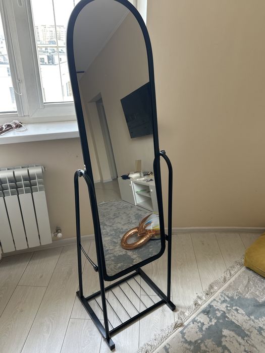 Напольное зеркало на подставке