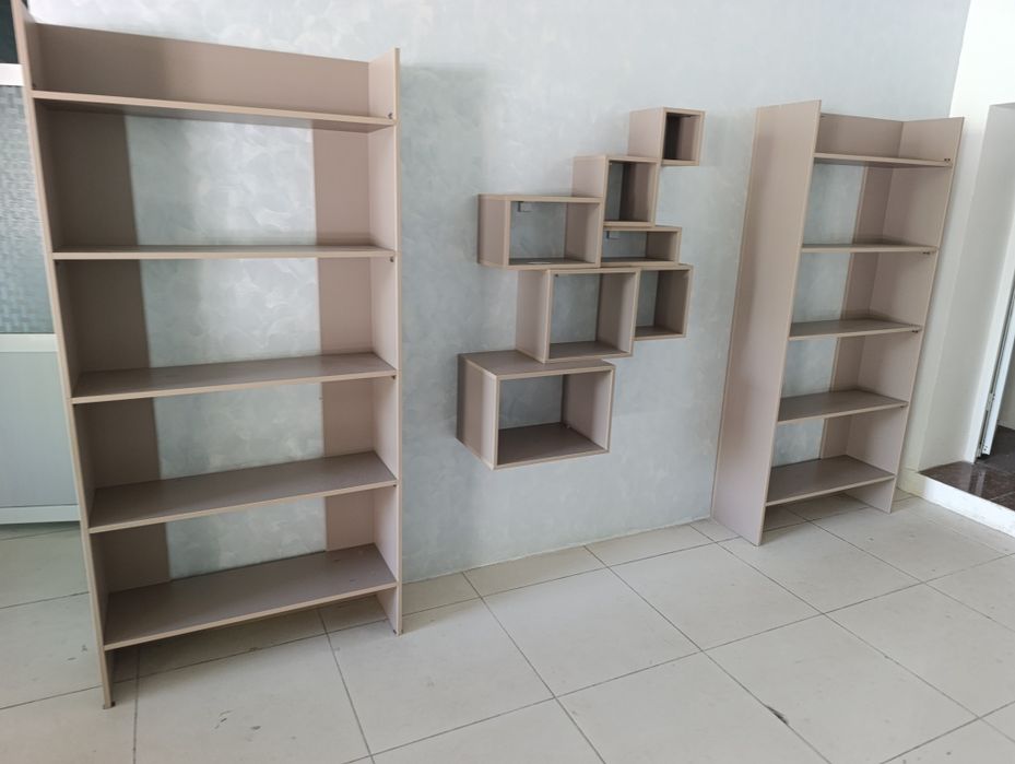 Книжные стеллажи с полками