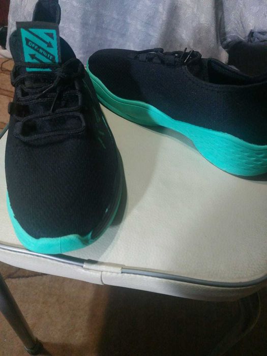 продам новые летние черные кроссовки.