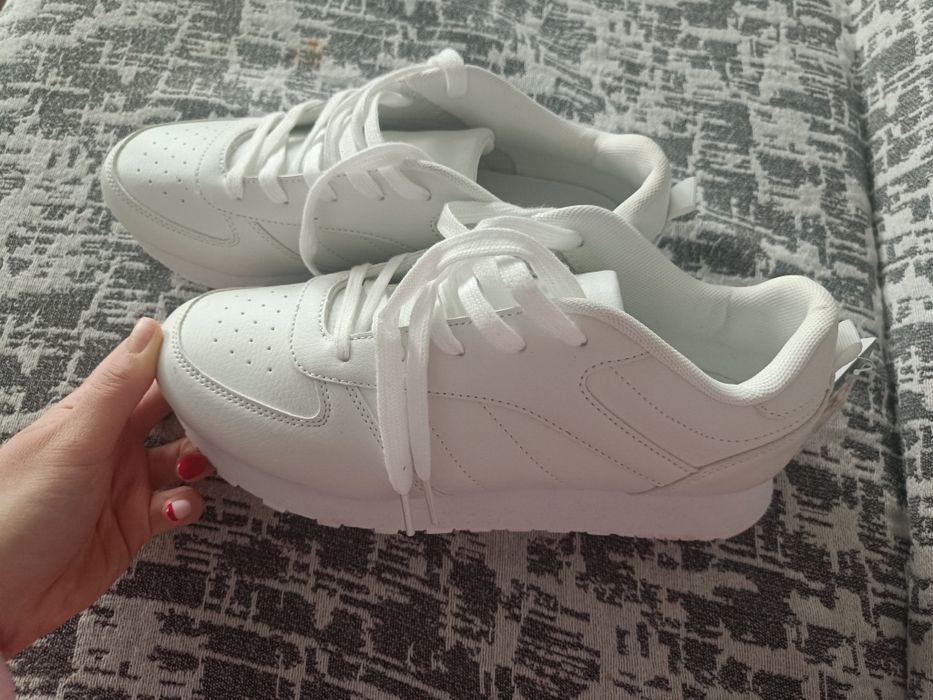 Бели дамски маратонки