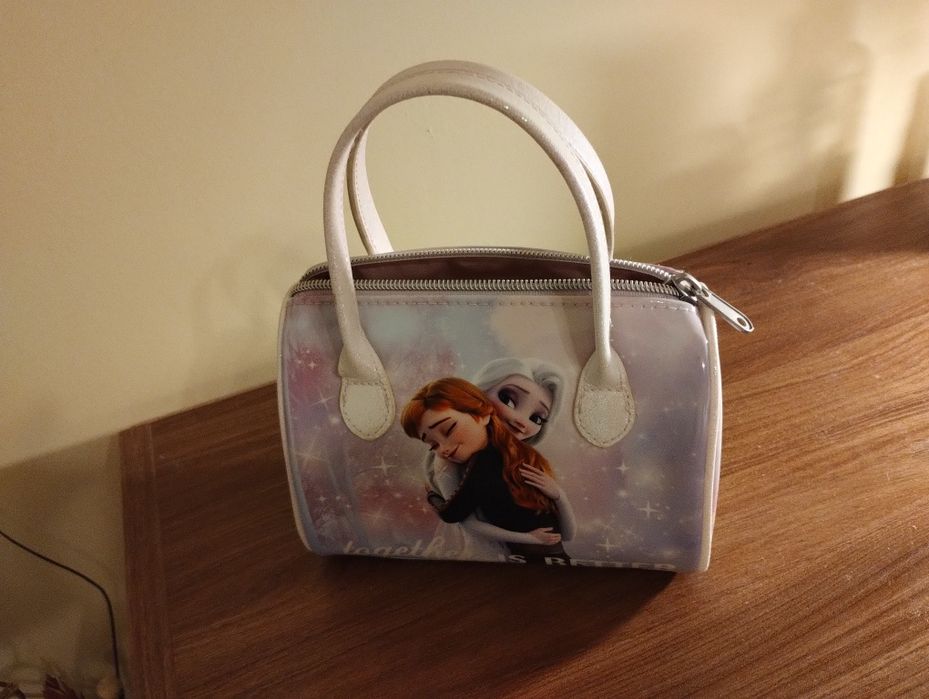 Продавам  различни кукли,чантички за момиче,еднорози и плодове зеленчу