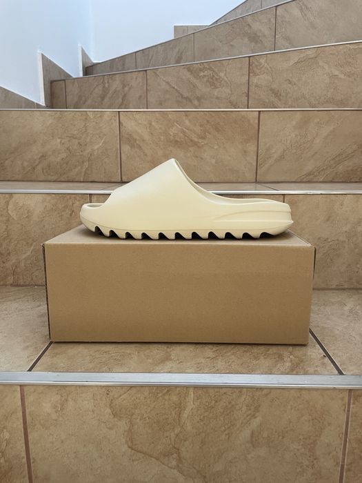Yeezy Slide Onyx / Bone •PREMIUM