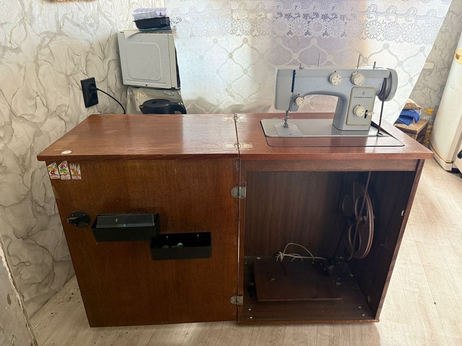Продам б/у ножная швейная машина