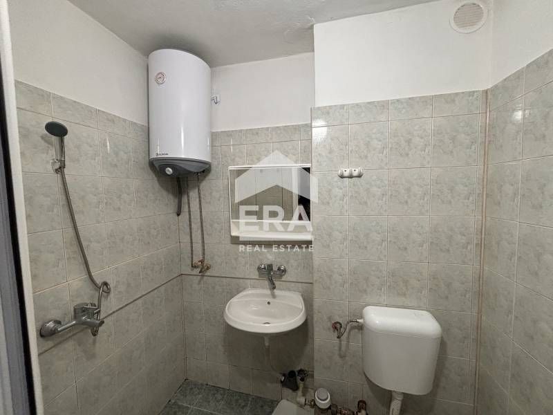 Южна необзаведена гарсониера за продажба, в кв. Трошево, в близост до