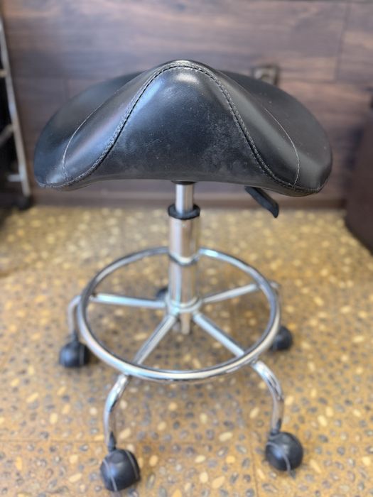 Фризьорски работен стол на колела