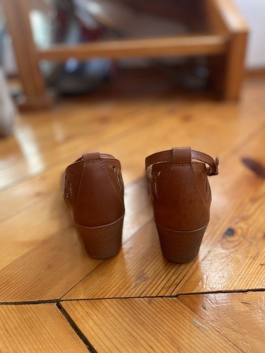 Кафяви кожени сандали на платформа