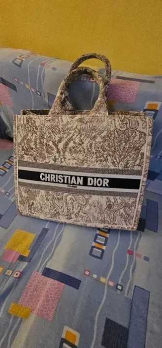 geanta scrie  pe ea  Christian Dior