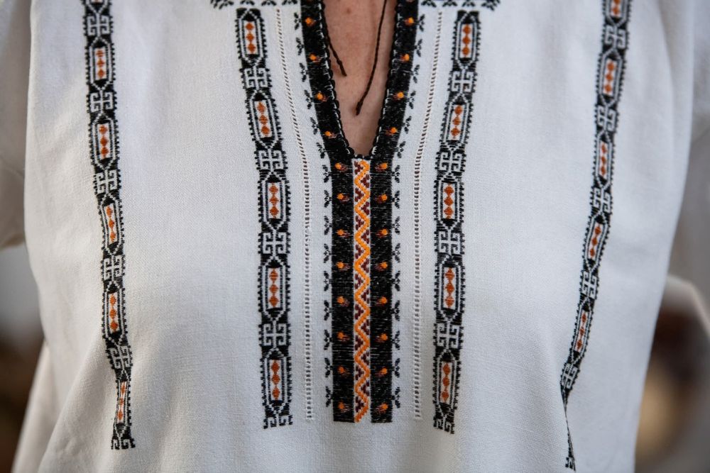 Ie/costum traditional/popular/cusut manual