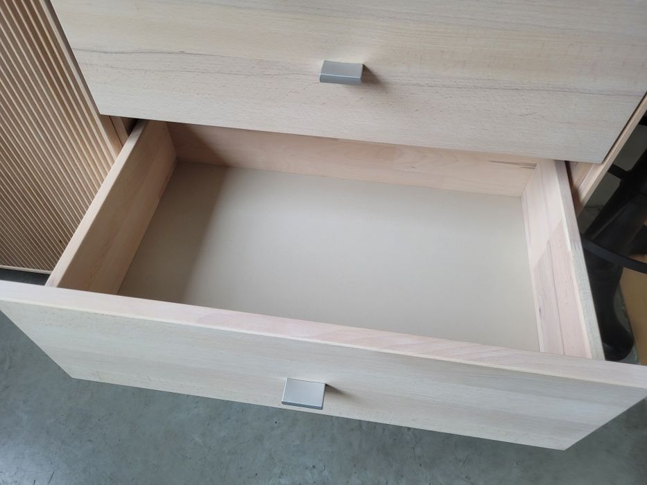 Продавам нов шкаф избелен  бук масив 140х75х40 см