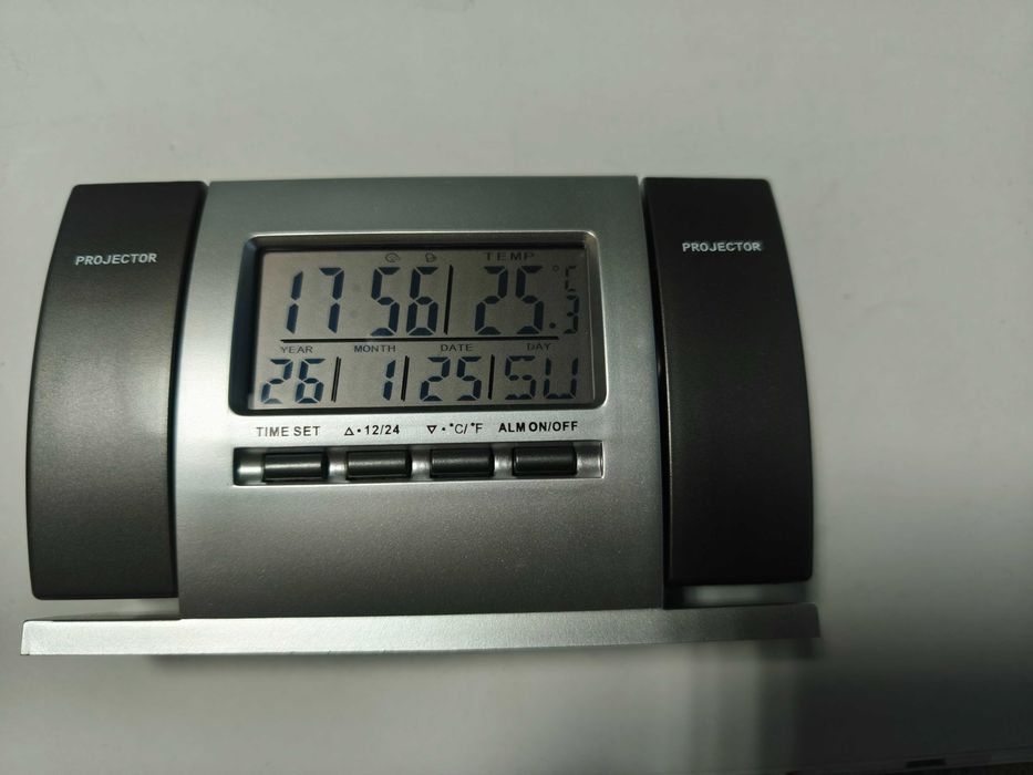 Ceas de birou cu afisaj lcd si proiector pe tavan