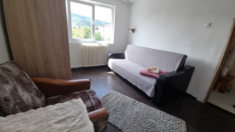 Închiriez apartament cu 2 camere, situat în zona Nord a orașului, lângă Liceul Pedagogic