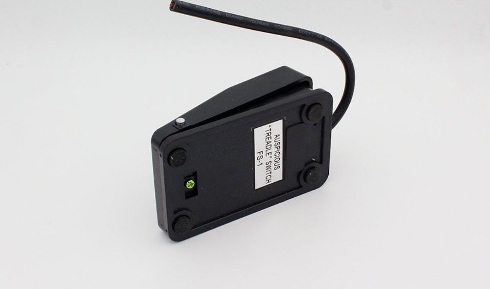 Intrerupator COMUTATOR ELECTRIC pe fir DE PICIOR buton tip pedala ptt