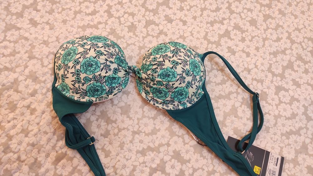 Бански костюм от две части.