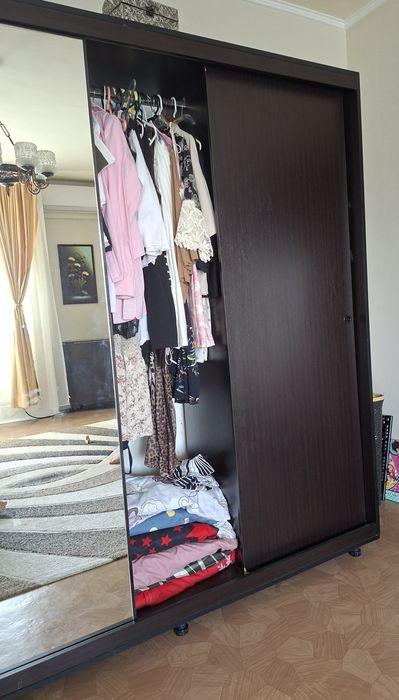 Dulap cu usi culisante stare bună 300lei