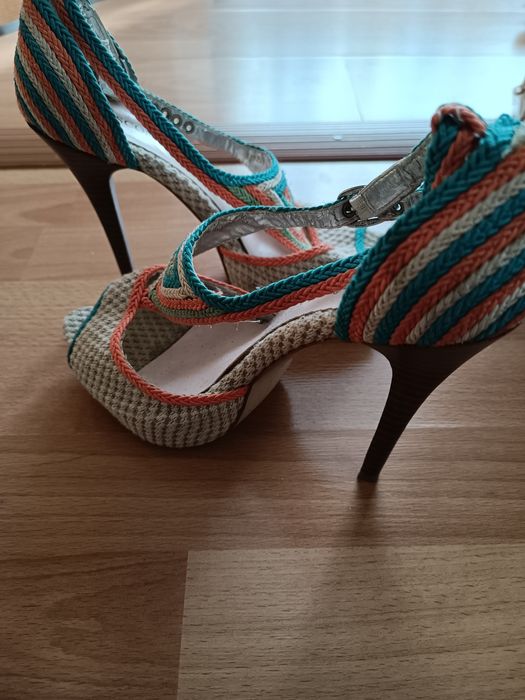 Туфли разного стиля и размера