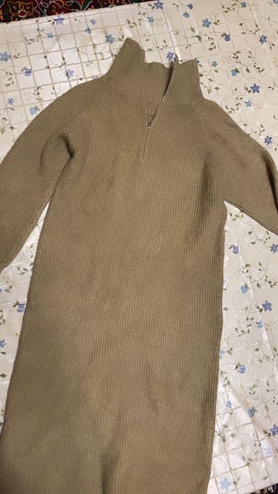 Трикотажное платье-миди с высоким воротником