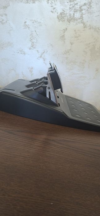 Волан Logitech G29 със скоростен лост и педали