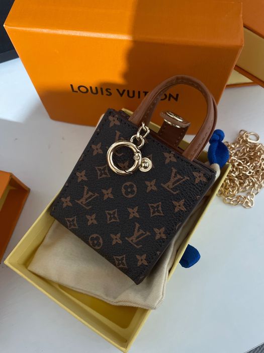 LV аксесоари чанти