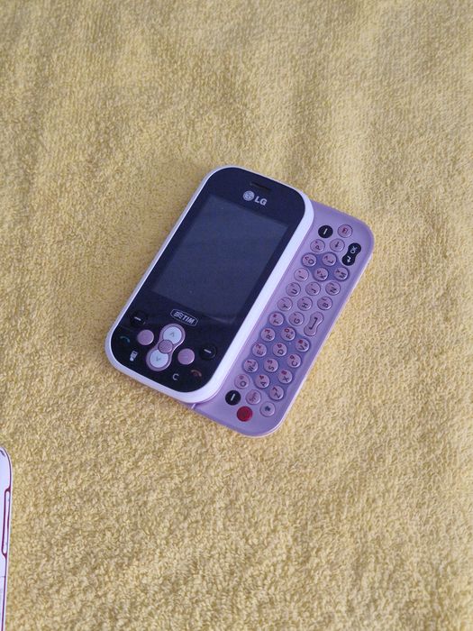 Super telefon Lg cu tastatura laterala