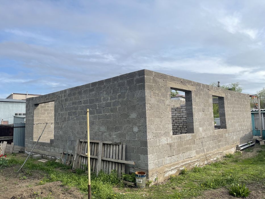 Продам 7 соток в городе — дом + недострой под ваши идеи