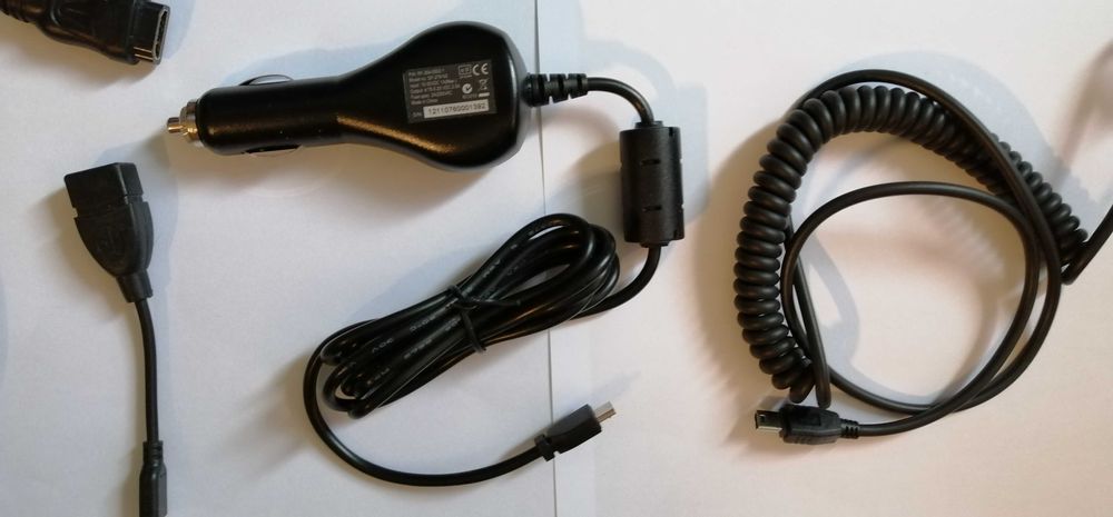 Incarcatoare/adaptoare cu fir auto ,cabluri diverse.