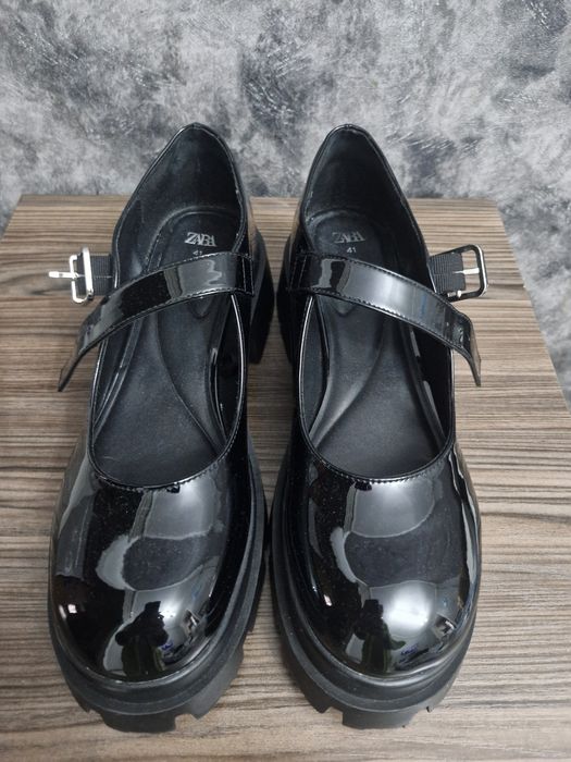 Женские лоферы Zara.