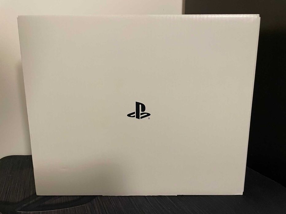 Продавам Sony PlayStation 5 Disc Edition + 2 игри — като нов