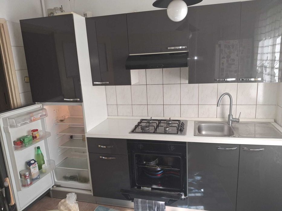 Bucătărie completa cu frigider plită cuptor chiuveta hota