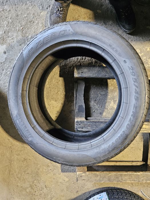 2 anvelope vara 295 45 20 Pirelli Runflat