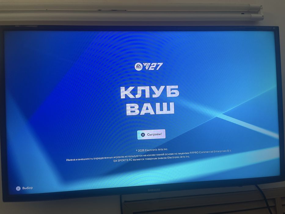 Продаю Sony PS4 Pro