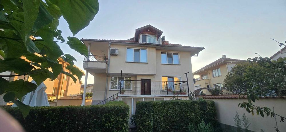 Продава се къща-близнак в Равда