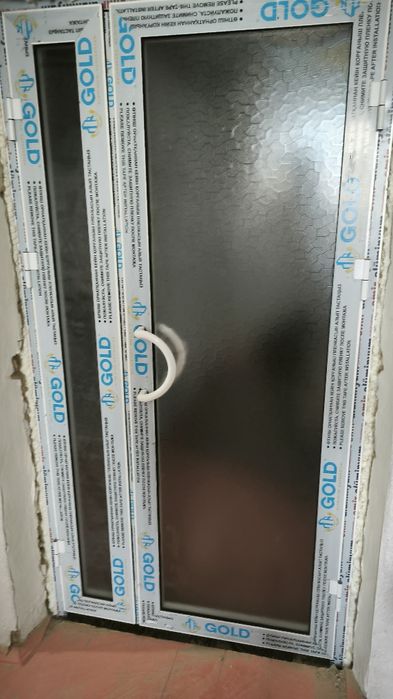 Продам двери алюминиевые.