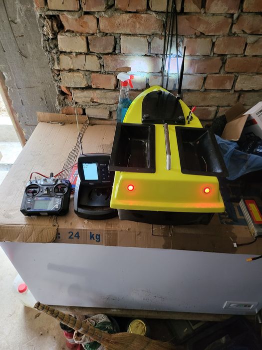 Barcuta  cu autopilot și sonar