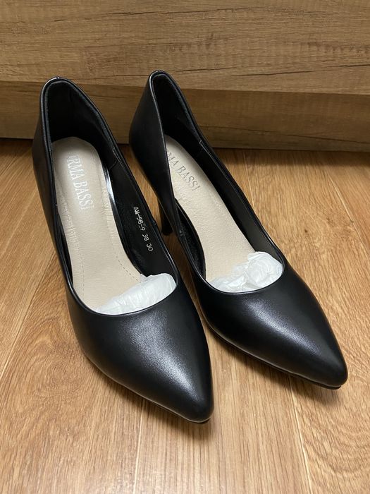 Продаю черные туфли на каблуке