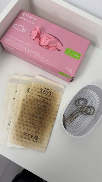 Masă manichiură, produse unghii, comodă, doua fotolii plus o floare decorativă