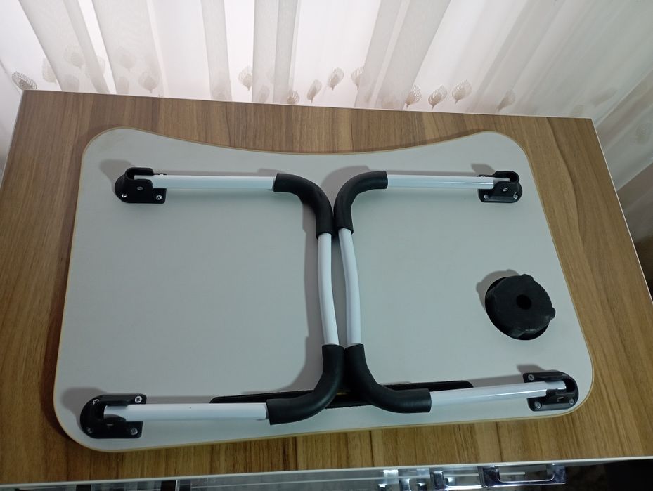 Dastavfka tekin toshken shahar ichida ,kichkina parta noutbook va dars